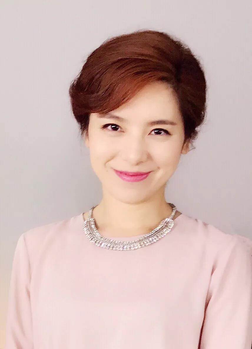 2019央视春晚主持人有张"深圳脸",她是这样的女主播