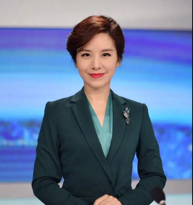 2019央视春晚主持人有张"深圳脸",她是这样的女主播