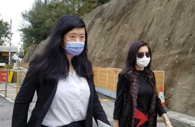 黎智英的女儿(左)及妻子(右)离开赤柱监狱