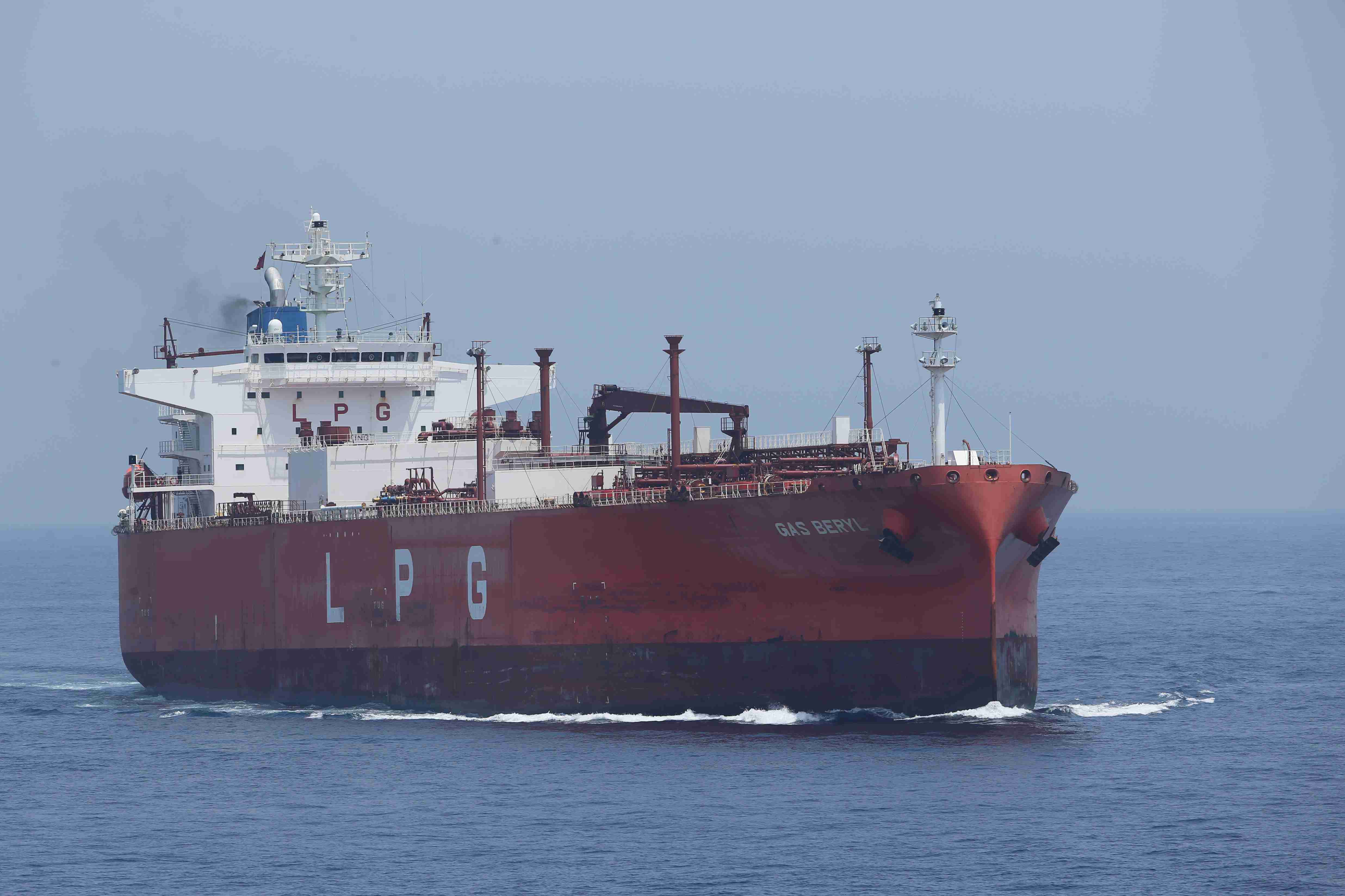 临别前,这艘香港商船打出"祖国万岁!